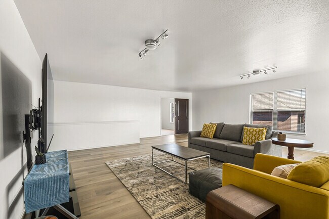 Building Photo - 311 Evening Grosbeak Dr