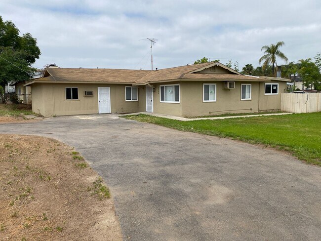 Building Photo - Amazing Home Large Lot