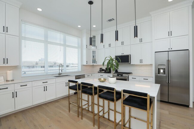 Foto del edificio - 5704 Fairdale Ln