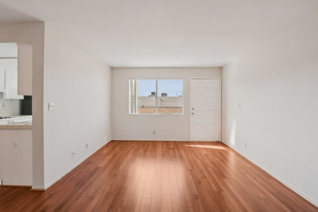 Foto del edificio - 700 E Cedar Ave