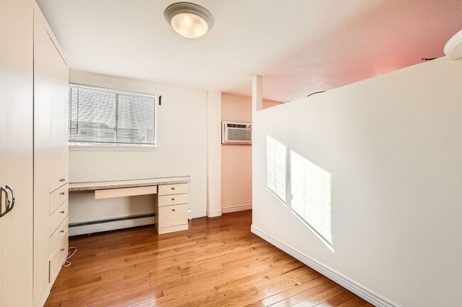 Building Photo - Cool 1 bedroom Condo in Uptown Medical Dis...