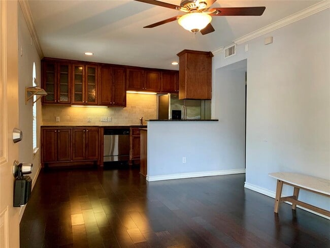 Building Photo - 407 E 45th St