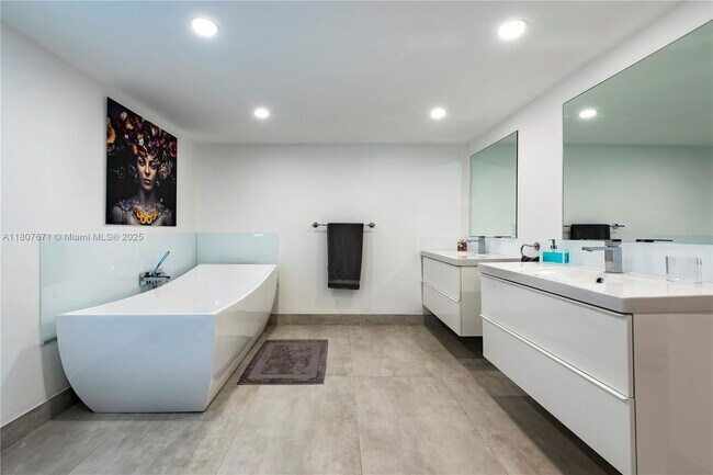 Foto del edificio - 12000 N Bayshore Dr