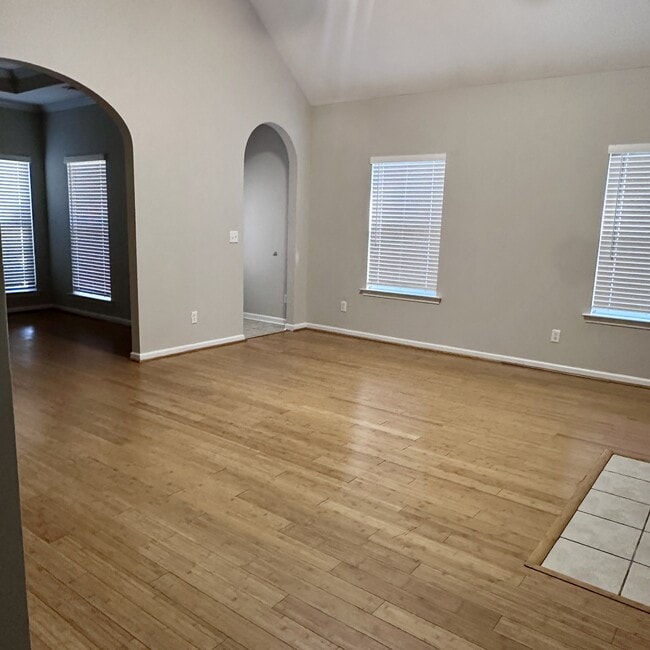 Building Photo - 5272 Promenade Dr
