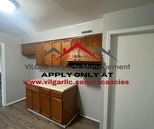 Building Photo - 10 room home! 4 bed bed, 1.5 bath in Gary, IN
