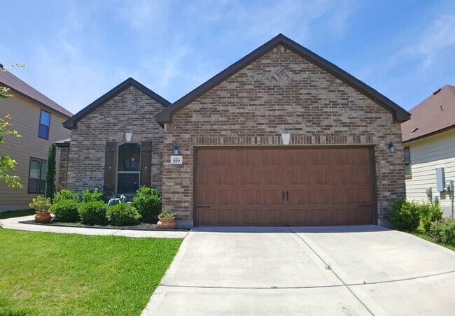 Building Photo - Charming Single-Story 3-Bedroom Home in Pf...