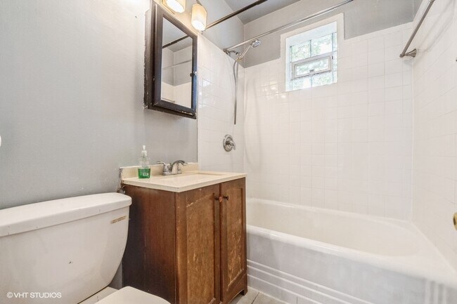 Foto del edificio - 6028 N St Louis Ave