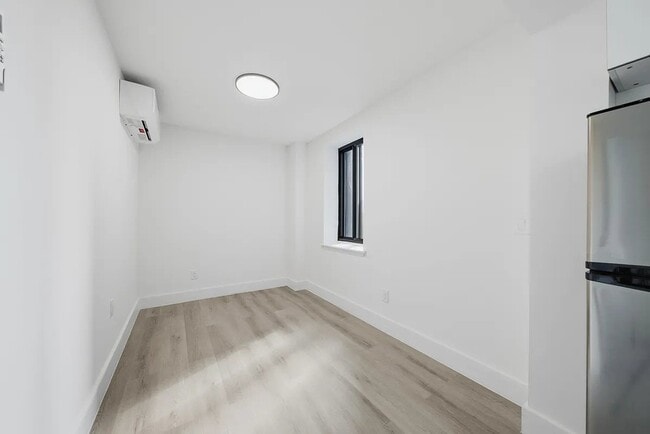 Building Photo - 300 E 96th St