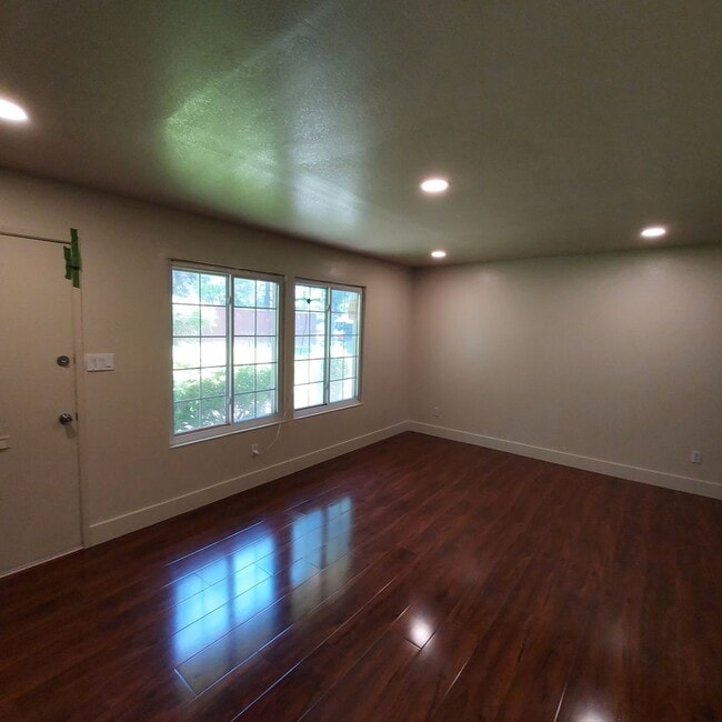 Building Photo - Nice 3 bedroom condo near CSUS.  Available for move in this month.