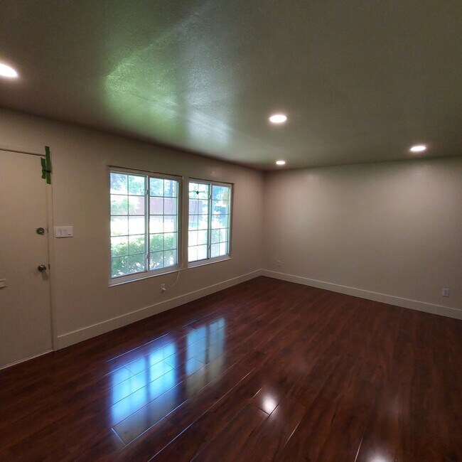 Foto del edificio - Nice 3 bedroom condo near CSUS.  Available for move in this month.