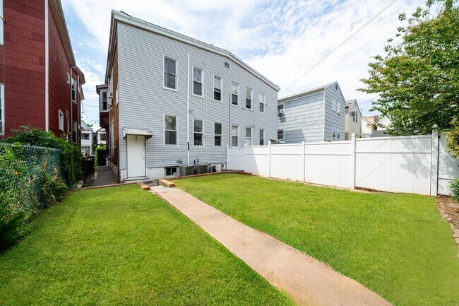 Building Photo - 98 Trask Ave