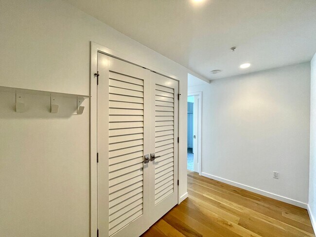 Building Photo - Great Condo For Rent