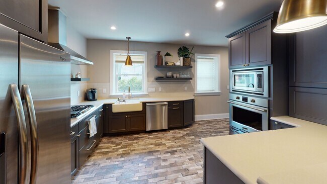 Foto del edificio - Fully Furnished 2 Bedroom Edgehill Gem- UT...