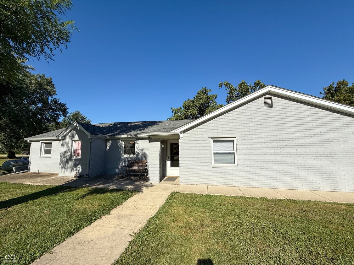 Foto principal - 902 E Bunker Hill Rd