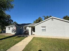 Building Photo - 902 E Bunker Hill Rd
