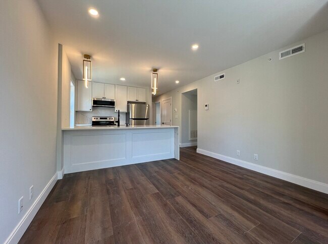 Building Photo - 35 Hunnewell Ave