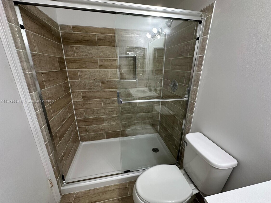 Foto principal - 8750 Royal Palm Blvd