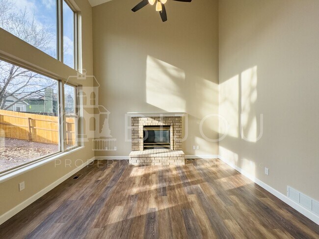 Foto del edificio - 1461 Grass Valley Dr