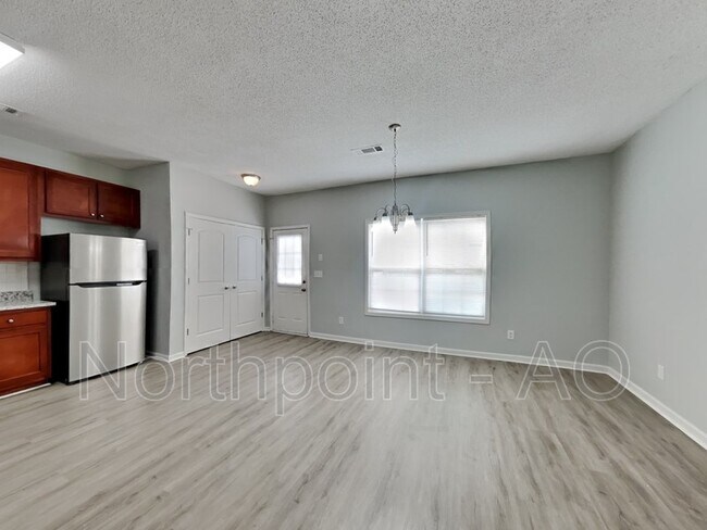 Foto del edificio - 8619 Thomas Ln
