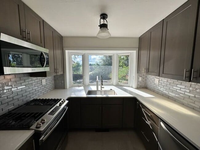 Foto del edificio - 4BR SFR w/Garage, Updated Kitchen - Deck & Yard in Englewood