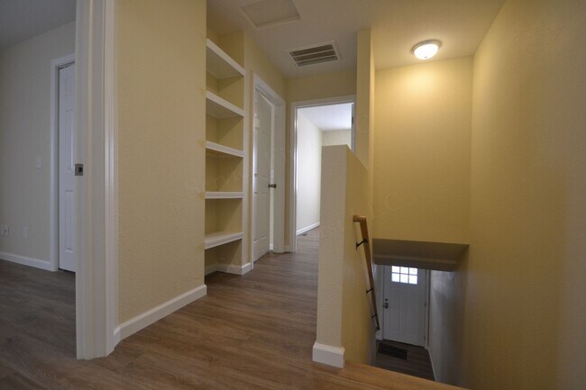 Foto del edificio - Spacious 3 Bed, 1.5 Bath Fourplex Unit in Buffalo, MO