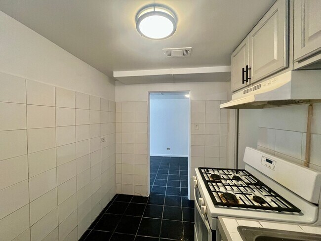 Building Photo - **$500 Move in Special** Garden level 1 bed 1 bath w/ large office near Central Park