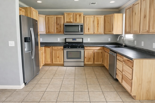 Building Photo - 3995 Highland Dr