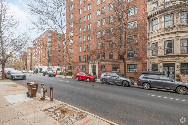 Alternate front view - 118 8th Ave