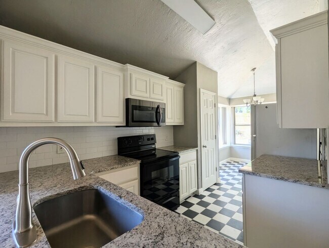 Foto del edificio - Well-Maintained 3 Bed Home in Edmond | Pet Friendly + Fenced Yard