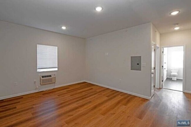 Building Photo - 72 Burroughs Pl
