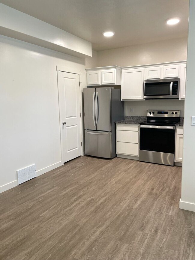 Foto del edificio - Spacious 3 Bed 2.5 Bath Townhome for Rent ...