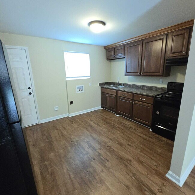Building Photo - "Charming 2-Bedroom Duplex Retreat in Macon – Your Perfect Home Awaits on Woodard Avenue!"