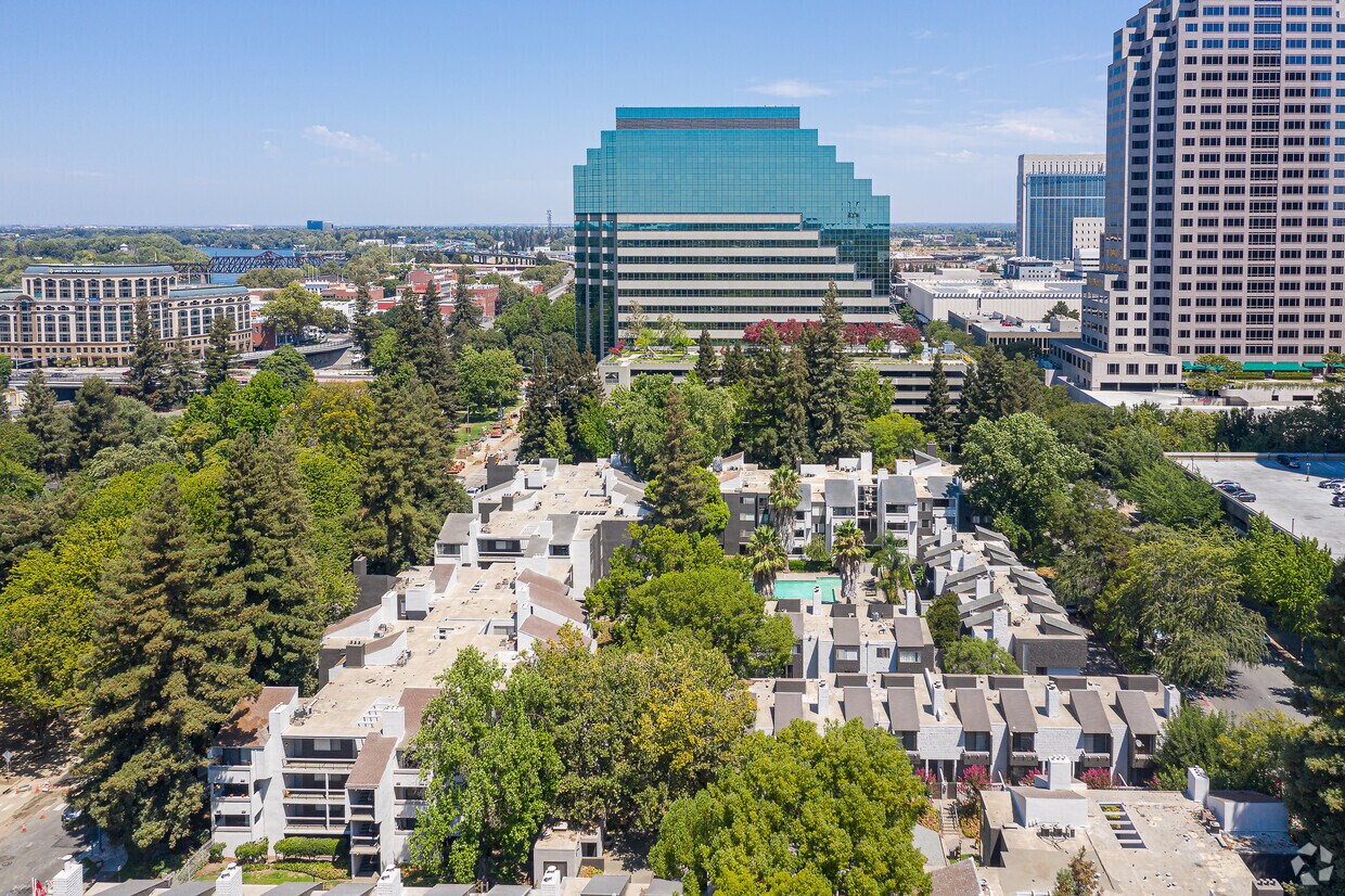 Governor's Square Apartments 1451 3rd St Sacramento, CA Apartments