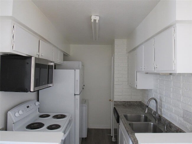 Building Photo - 2100 Wilcrest Dr