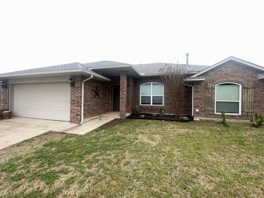 Primary Photo - 3 bed 2 bath with storm shelter in Moore S...