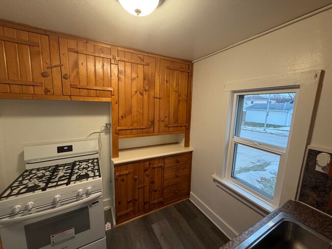 Cocina con electrodomésticos nuevos - 6318 W Grant St