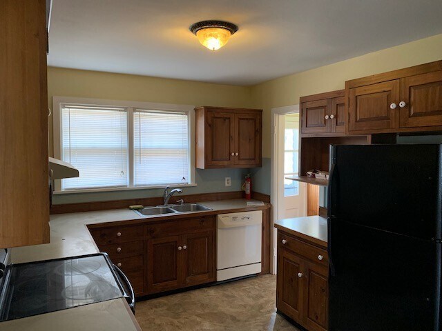 Building Photo - Center Valley Cape Cod Available Now