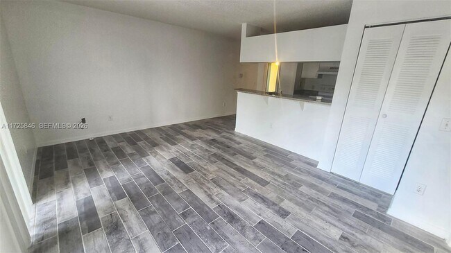 Foto del edificio - 410 S Park Rd