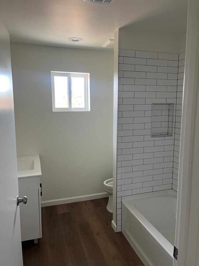 Bathroom Unit #2 - 1727 E Oak St