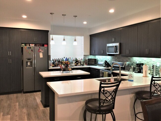 Foto del edificio - *** $1000 Move in Special*** Completely upgraded large townhome with solar!!