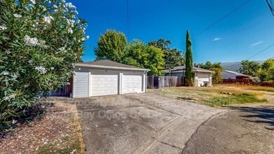 Building Photo - 867 Lorna Dr