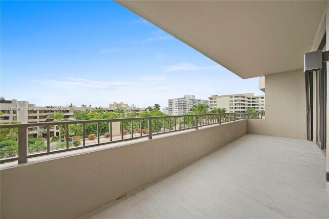 Foto del edificio - 251 Crandon Blvd
