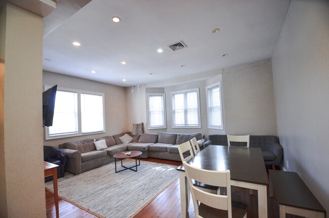 Building Photo - 161 Waterman St