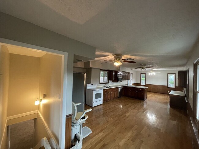 Building Photo - Charming 4 Bedroom, 3 Bathroom Home in the...