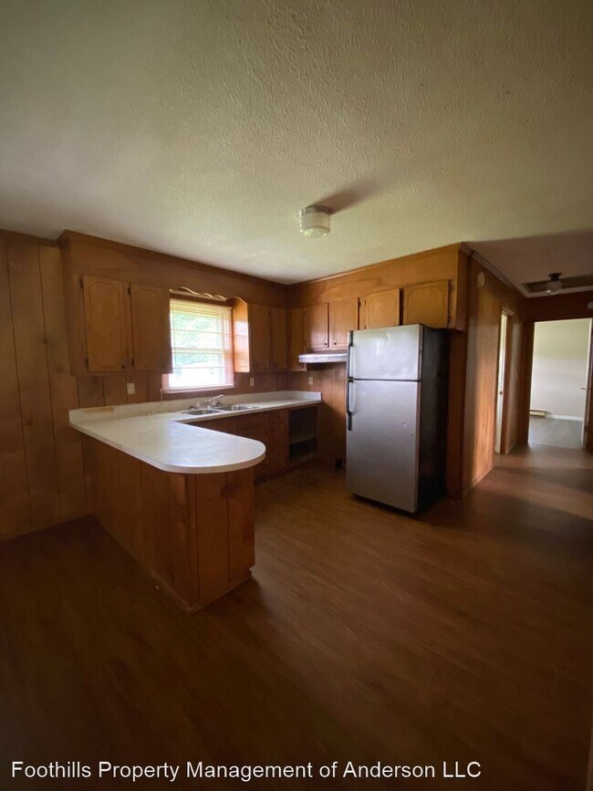 Foto del edificio - 3 br, 1.5 bath House - 107 Crystal Ct.