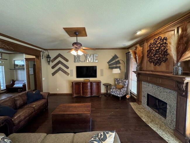 Building Photo - Executive Living in Moore Schools! 3 bedro...