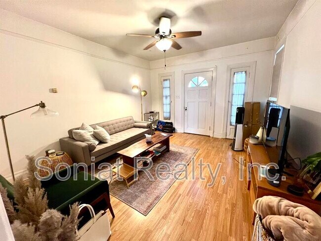 Foto del edificio - 5707 Rosemary Pl