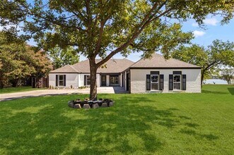 Building Photo - 5000 Edgewater Dr