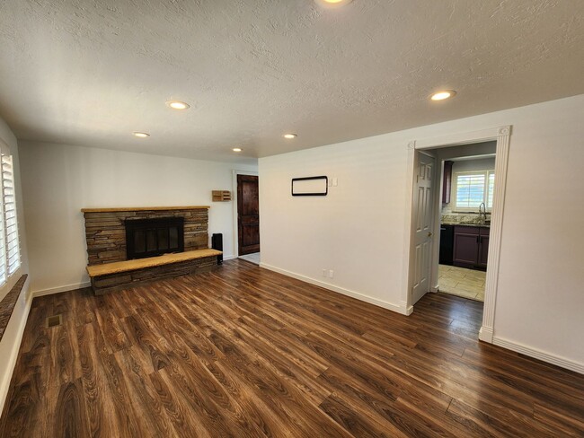 Photo - Sandy 4 bd 3 bath Single Family Stunner! House