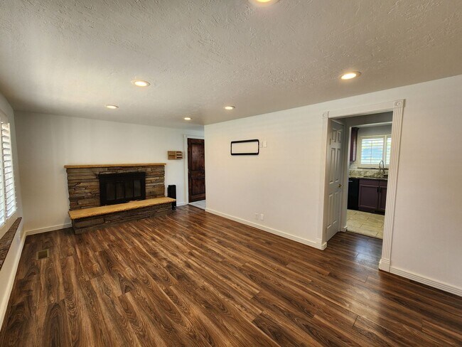 Building Photo - Sandy 4 bd 3 bath Single Family Stunner!